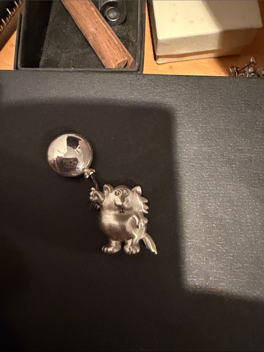 Boynton Silver cat w Balloon-pin  - Silver